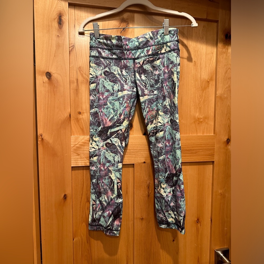 NWOT size 4 beautiful lululemon cropped leggings